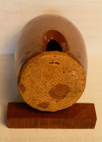 Vue du système « lame d’air-biseau » sur le sifflet n° 2 photographié ici dans la position qui convient pour être mis en bouche et insufflé. © Marie-Barbara Le Gonidec Vue du système « lame d’air-biseau » sur le sifflet n° 2 photographié ici dans la position qui convient pour être mis en bouche et insufflé. © Marie-Barbara Le Gonidec