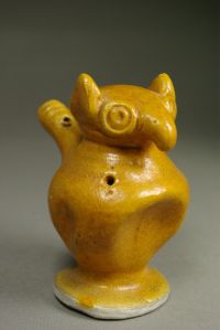 Reproduction d’un sifflet de 1600 trouvé à Lund (Scanie), Cecilia Bynke, vers 1980. Coll. particulière © Pierre Catanès Reproduction d’un sifflet de 1600 trouvé à Lund (Scanie), Cecilia Bynke, vers 1980. Coll. particulière © Pierre Catanès