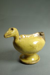 Sifflet tourné en forme d’oiseau à bourrelet sur le dos très visible. Rhône-Alpes, France, 1<sup>re</sup> moitié du XX<sup>e</sup> siècle. Coll. particulière. © Pierre Catanès Sifflet tourné en forme d’oiseau à bourrelet sur le dos très visible. Rhône-Alpes, France, 1re moitié du XXe siècle. Coll. particulière. © Pierre Catanès