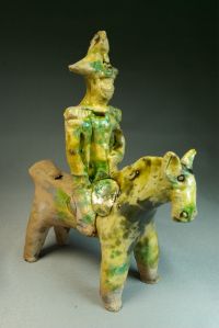 Sifflet en forme de carabinier à cheval, moulé et modelé. Montefalco, Ombrie, Italie, attribué à Anna Boni et Lorenzo Reali, XX<sup>e</sup> siècle. Coll. particulière. © Pierre Catanès Sifflet en forme de carabinier à cheval, moulé et modelé. Montefalco, Ombrie, Italie, attribué à Anna Boni et Lorenzo Reali, XXe siècle. Coll. particulière. © Pierre Catanès