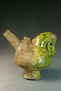 Sifflet en forme de cheval tourné, moulé et modelé. Île-de-France, 1<sup>re</sup> moitié du XVI<sup>e</sup> siècle. Trouvé en 1876 à Mantes-la-Jolie (Yvelines). Coll. particulière. © Pierre Catanès Sifflet en forme de cheval tourné, moulé et modelé. Île-de-France, 1re moitié du XVIe siècle. Trouvé en 1876 à Mantes-la-Jolie (Yvelines). Coll. particulière. © Pierre Catanès