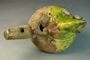 Sifflet en forme de cheval. Île-de-France, 1<sup>re</sup> moitié du XVI<sup>e</sup> siècle. Trouvé en 1876 à Mantes-la-Jolie (Yvelines). Vue du dessus montrant le récipient partiellement refermé. Coll. particulière. © Pierre Catanès Sifflet en forme de cheval. Île-de-France, 1re moitié du XVIe siècle. Trouvé en 1876 à Mantes-la-Jolie (Yvelines). Vue du dessus montrant le récipient partiellement refermé. Coll. particulière. © Pierre Catanès