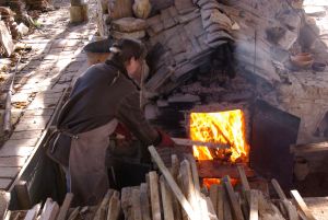 Cuisson à la poterie des grands bois (La Chapelle-Saint-André, Nièvre) dans une restitution d'un four médiéval daté du début du XIV<sup>e</sup> siècle découvert à Fosses (Val-d'Oise). © Pierre Catanès Cuisson à la poterie des grands bois (La Chapelle-Saint-André, Nièvre) dans une restitution d'un four médiéval daté du début du XIVe siècle découvert à Fosses (Val-d'Oise). © Pierre Catanès