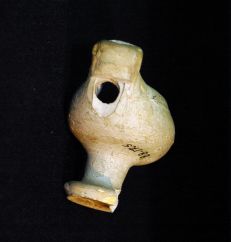 Les sifflets de la Sarthe sont fabriqués en perçant le canal d'insufflation puis la fenêtre avec une baguette ronde. Sifflet globulaire-tirelire en forme d'oiseau. Marseille, MuCEM (1888.17.5). © MuCEM / Pierre Catanès Les sifflets de la Sarthe sont fabriqués en perçant le canal d'insufflation puis la fenêtre avec une baguette ronde. Sifflet globulaire-tirelire en forme d'oiseau. Marseille, MuCEM (1888.17.5). © MuCEM / Pierre Catanès