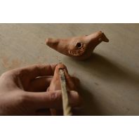 Perçage d’un sifflet globulaire en forme d’oiseau - photographie 4. © Véronique Durey Perçage d’un sifflet globulaire en forme d’oiseau - photographie 4. © Véronique Durey