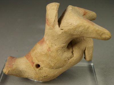 Sifflet globulaire à 2 trous de jeu, personnage chevauchant un oiseau ? Méditerranée orientale ?, VI<sup>e</sup>-V<sup>e</sup> siècle av. J.-C. Coll. particulière. © Pierre Catanès Sifflet globulaire à 2 trous de jeu, personnage chevauchant un oiseau ? Méditerranée orientale ?, VIe-Ve siècle av. J.-C. Coll. particulière. © Pierre Catanès