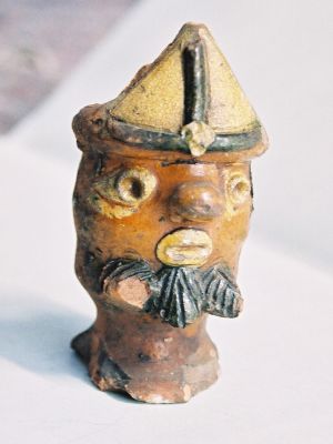 Sifflet à eau, tête d’évêque, Belgique ou nord de la France, XV<sup>e</sup> siècle. Lille, musée des Beaux-Arts (C. 2061). © Pierre Catanès Sifflet à eau, tête d’évêque, Belgique ou nord de la France, XVe siècle. Lille, musée des Beaux-Arts (C. 2061). © Pierre Catanès