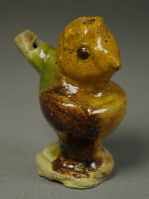 Modèle courant de sifflet à eau en forme de chouette découvert aux Pays-Bas, 1575-1625. Coll. particulière. © Pierre Catanès Modèle courant de sifflet à eau en forme de chouette découvert aux Pays-Bas, 1575-1625. Coll. particulière. © Pierre Catanès