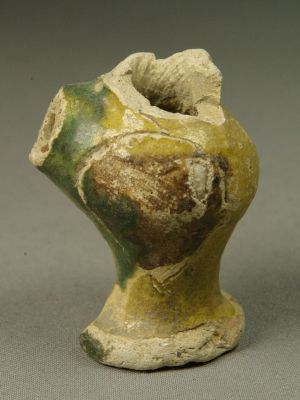 Fragment de sifflet découvert à Londres, rives de la Tamise. Coll. particulière. © Pierre Catanès Fragment de sifflet découvert à Londres, rives de la Tamise. Coll. particulière. © Pierre Catanès