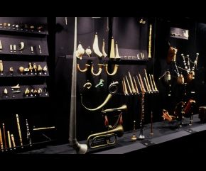 Les sifflets exposés dans la vitrine de la section « Musique » de la Galerie d'étude du MNATP, parmi les instruments à vent. © MuCEM / C. Bodson