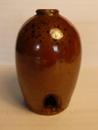 Sifflet globulaire. Bolesławiec, Pologne, 1<sup>re</sup> moitié du XX<sup>e</sup> siècle. Coll. particulière. © Marie-Barbara Le Gonidec Sifflet globulaire. Bolesławiec, Pologne, 1re moitié du XXe siècle. Coll. particulière. © Marie-Barbara Le Gonidec