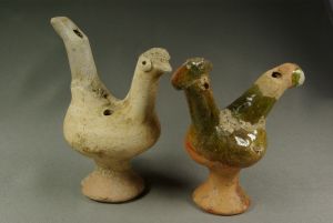 <i>Sublets</i> en forme de coq et poule, sifflets à eau, Nibelle, début du XVII<sup>e</sup> siècle. Coll. particulière. © Pierre Catanès Sublets en forme de coq et poule, sifflets à eau, Nibelle, début du XVIIe siècle. Coll. particulière. © Pierre Catanès