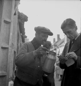 Georges Henri Rivière (1897-1985), fondateur du MNATP, à La Ferté-Saint-Aubin en 1938 avec Monsieur Ferrand dit Chausat, chaudronnier, qui décrit une potiche à lait acquise pour le musée. Marseille, MuCEM (Ph.1938.1.180). © MuCEM / Louis Dumont